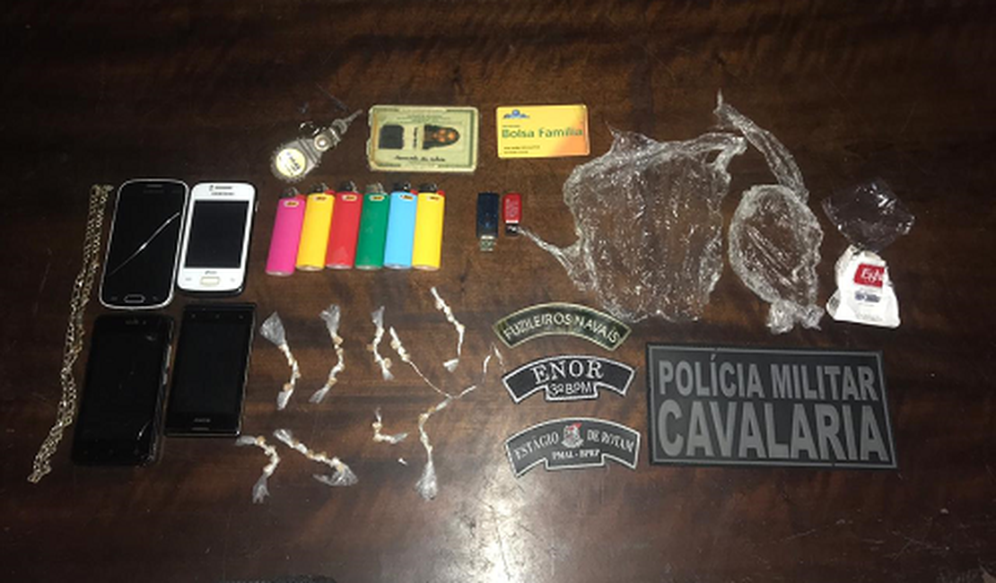 PM apreende drogas no Valentim e encaminha suspeitas à delegacia de Arapiraca