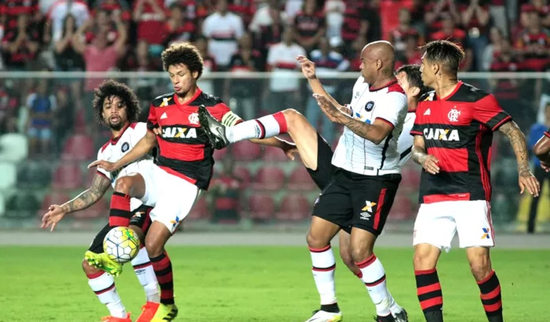 Flamengo vence o Atlético-PR e dorme na liderança do Brasileirão