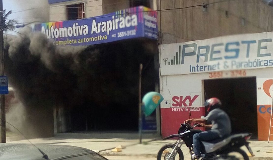 Vídeo: Grande incêndio destrói loja de tinta automotiva em Penedo