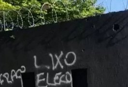 Torcida picha muros de sede do Corinthians após derrota para o CSA