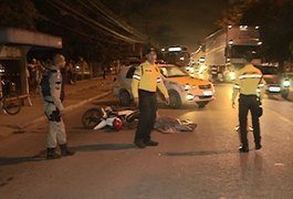 Motociclista colide com van e morre atropelado por caminhão, em Maceió