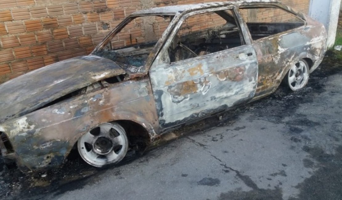 Veículo pega fogo e bombeiros são acionados ao bairro do Bom Parto, em Maceió