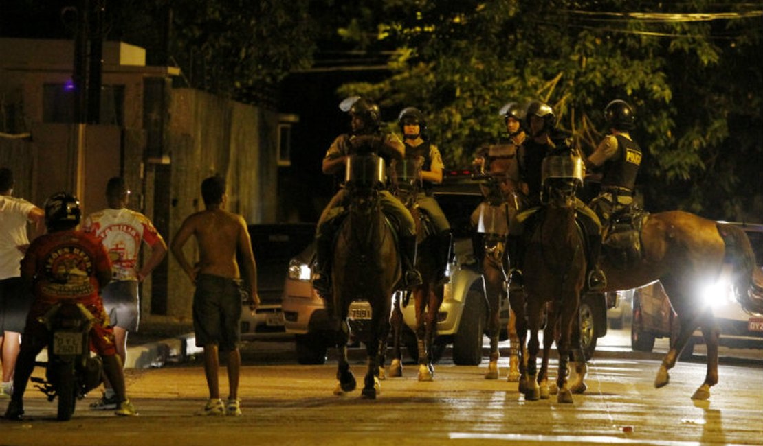 Vídeos: Briga de torcidas uniformizadas de Sport e CRB deixa feridos