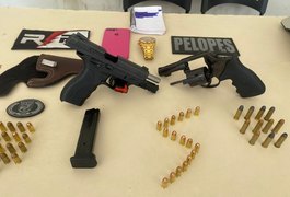 PMAL prende homem com mandado de prisão em aberto por homicídio e duas armas de fogo, em Arapiraca