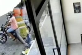 Motocicleta é furtada em frente a estabelecimento comercial, em Arapiraca