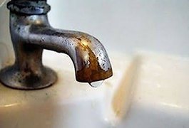 Arapiraquenses reclamam da falta de água e contas altas em imóveis