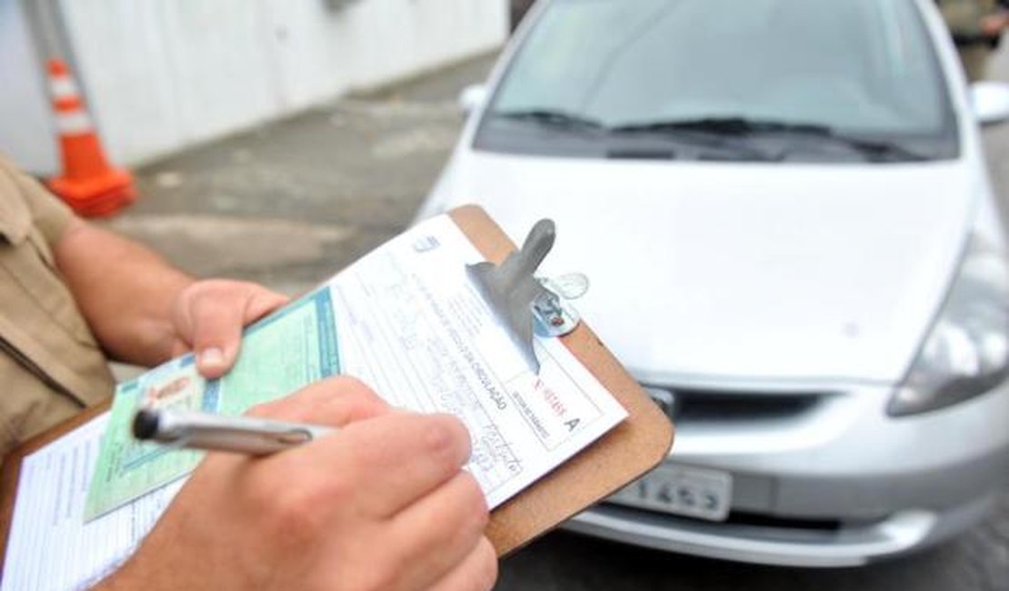 Justiça condena homem que deu R$ 50 a policial em vez de CNH