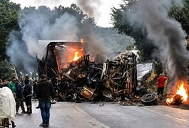 Ônibus e carreta pegam fogo após batida em Minas Gerais; ao menos oito pessoas morreram