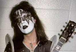 Morre guitarrista fundador da banda KISS, Ace Frehley, aos 74 anos