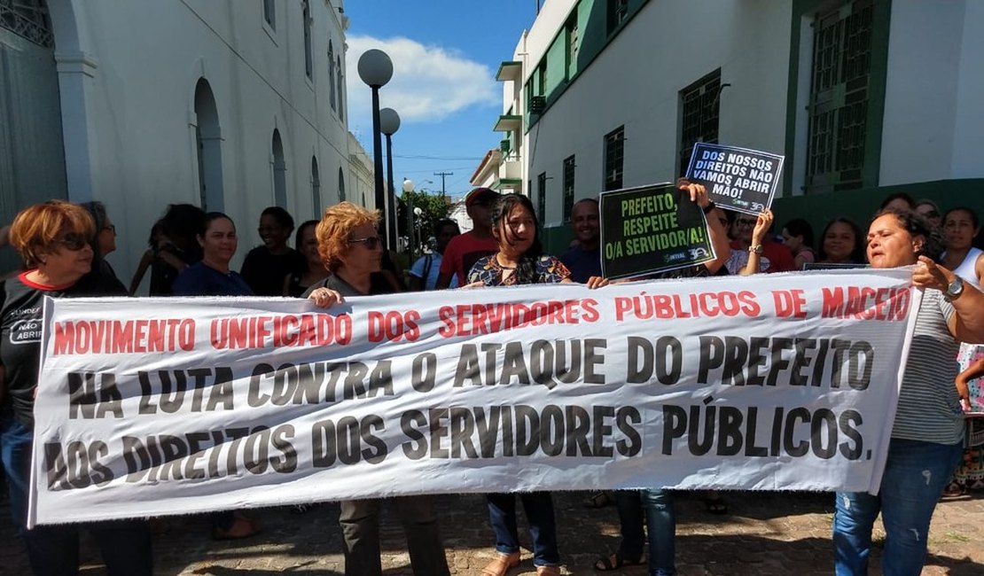 Greve geral dos servidores de Maceió paralisa serviços nesta terça