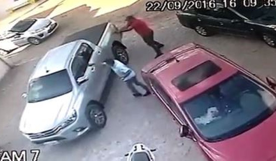 Proprietário de academia é baleado dentro de veículo em suposto assalto