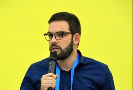 Rui Palmeira critica nova troca na Educação de Maceió e cobra autonomia do secretário: “Que não seja mais um bebê reborn do João Caldas”