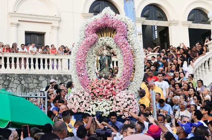 Procissão de Nossa Senhora dos Prazeres leva milhares de fiéis às ruas de Maceió
