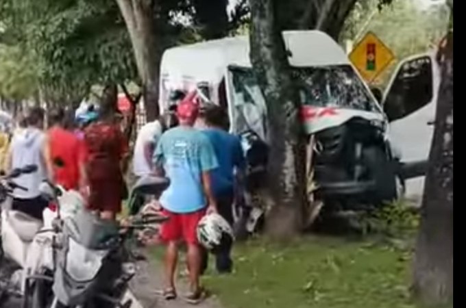 Acidente deixa motorista de van ferido, em Maceió