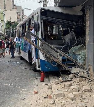 Ônibus bate em prédio e deixa nove feridos na Tijuca, Zona Norte do Rio