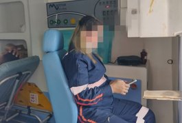 Motocicleta é 'fechada' por carro e condutor bate no meio-fio em Arapiraca