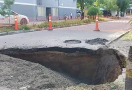 Idosa de 60 anos cai em cratera que se abriu em Maceió