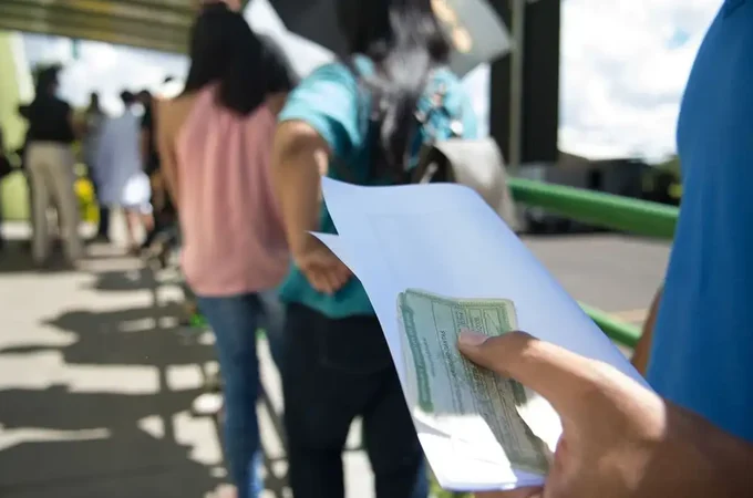 Eleições 2026: camiseta, adesivo, bandeira: o que pode usar para votar