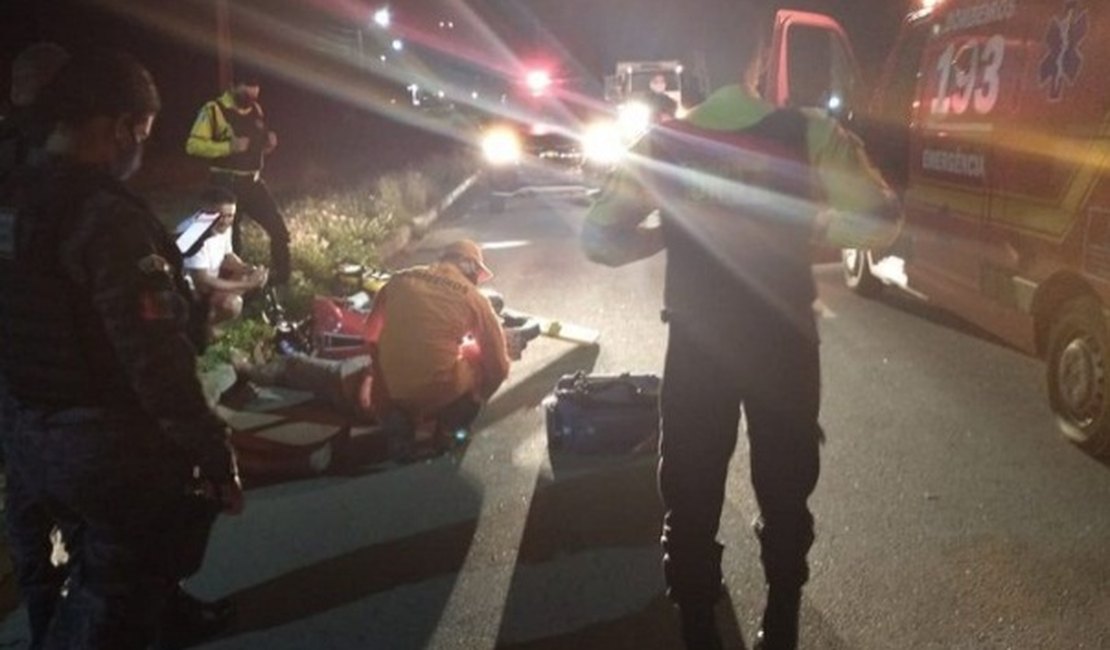 Colisão envolvendo carro e moto deixa dois feridos na AL 145, no Sertão
