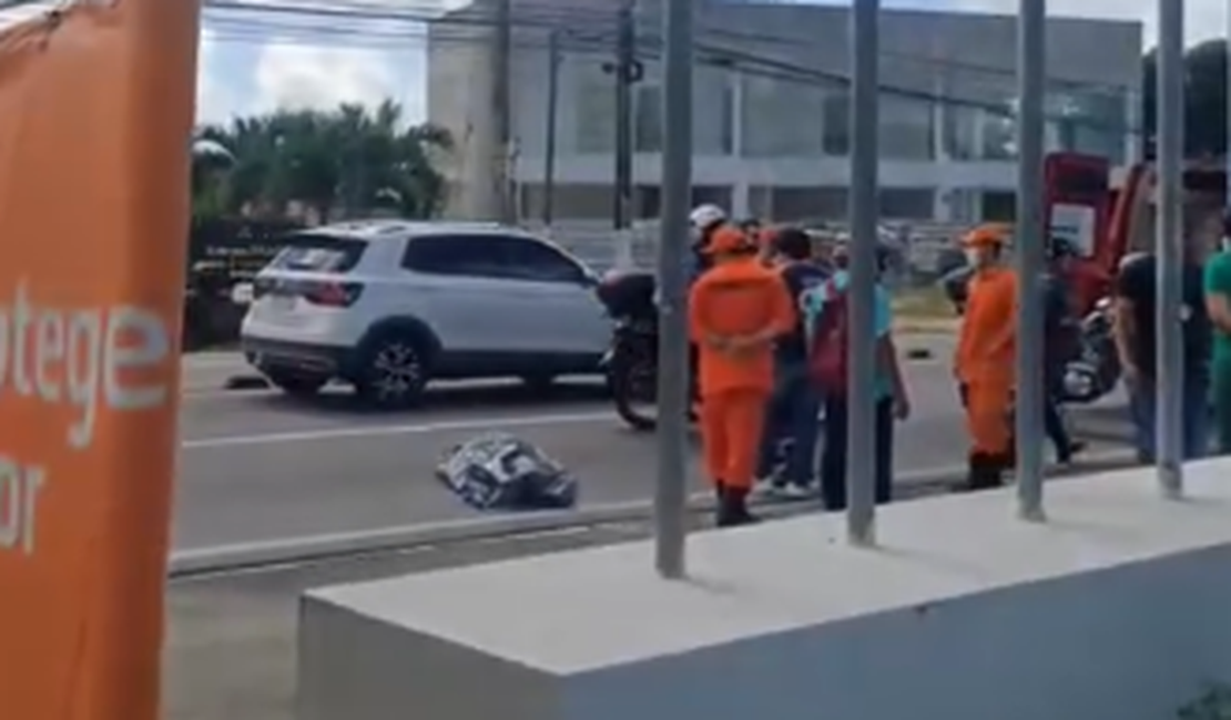 Condutora morre após colidir motocicleta contra poste em Maceió