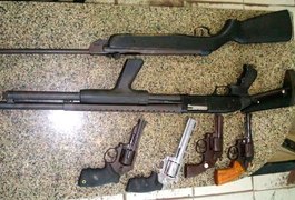 Operação prende cinco e apreende armas e droga