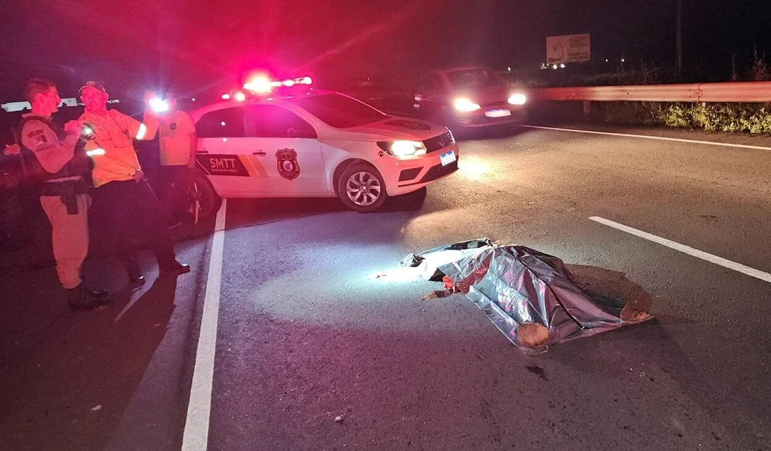 Mulher morre atropelada e motorista foge sem prestar socorro, na AL-101 Sul, Barra de São Miguel