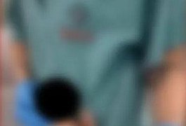 Fisioterapeuta faz 'dancinha' com recém-nascido no bolso em hospital