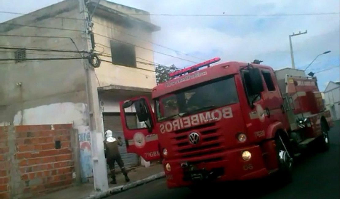 Bombeiros contêm incêndio de imóvel abandonado, em Arapiraca