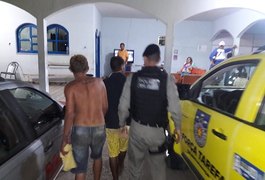 Instantes após furtar cinquentinha, dupla é capturada pela polícia em Arapiraca