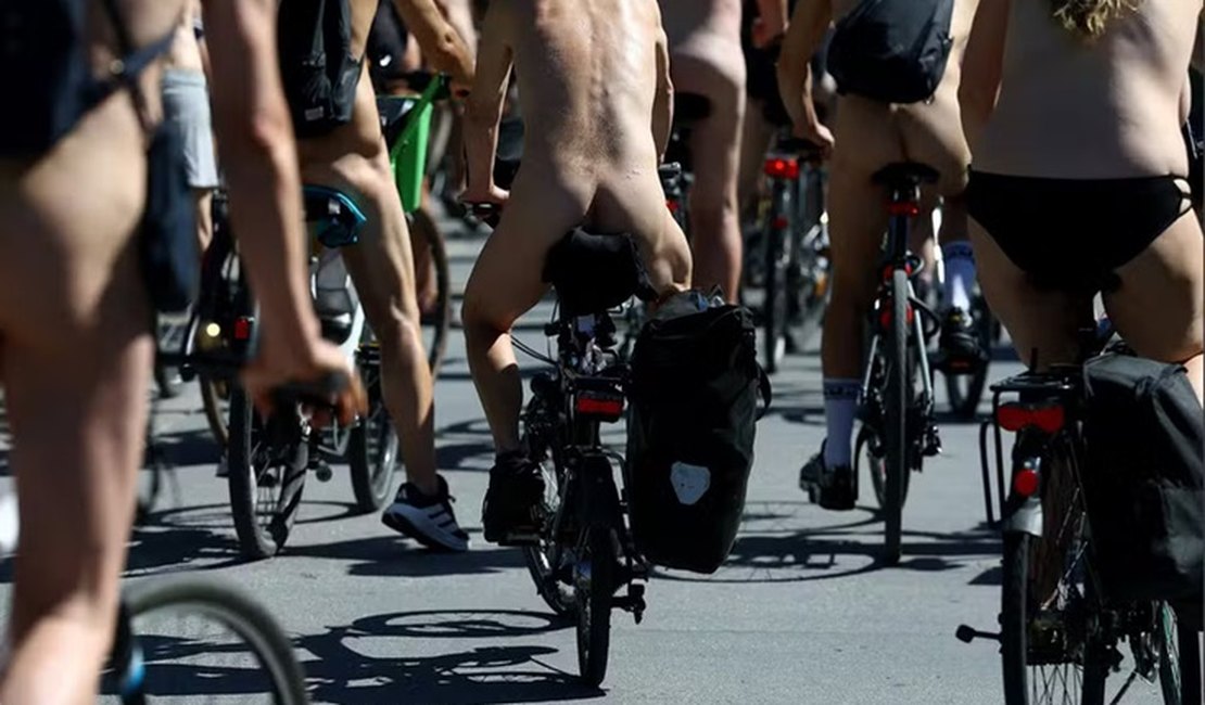 Centenas de ciclistas nus fazem passeio para promover o naturismo na Alemanha