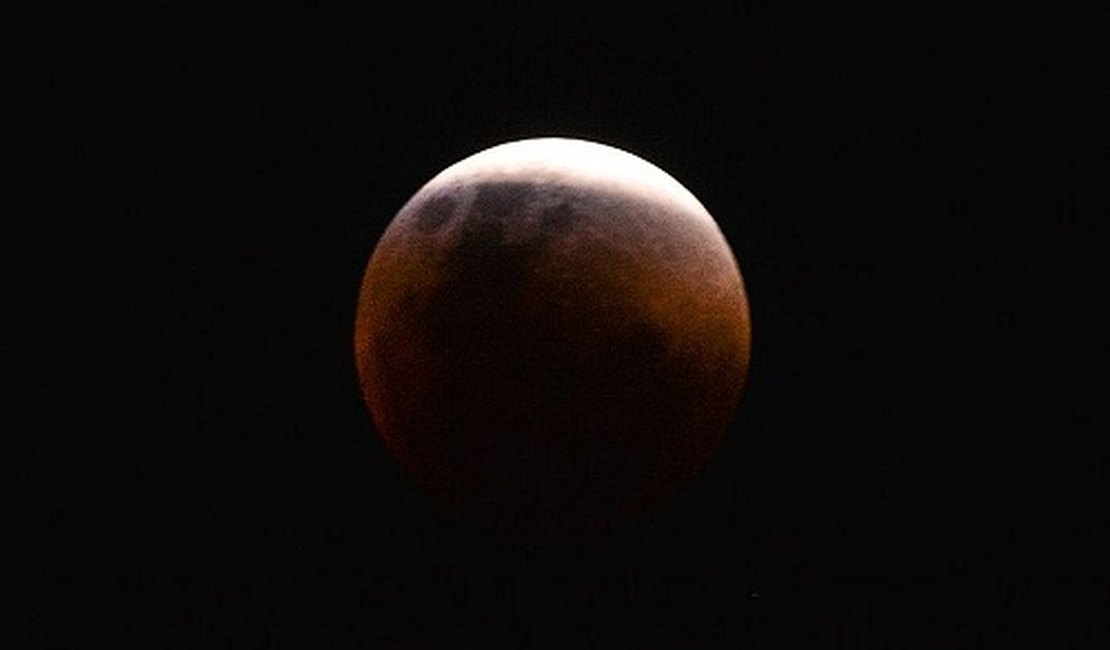 Assista à transmissão do eclipse total da lua mais longo do século