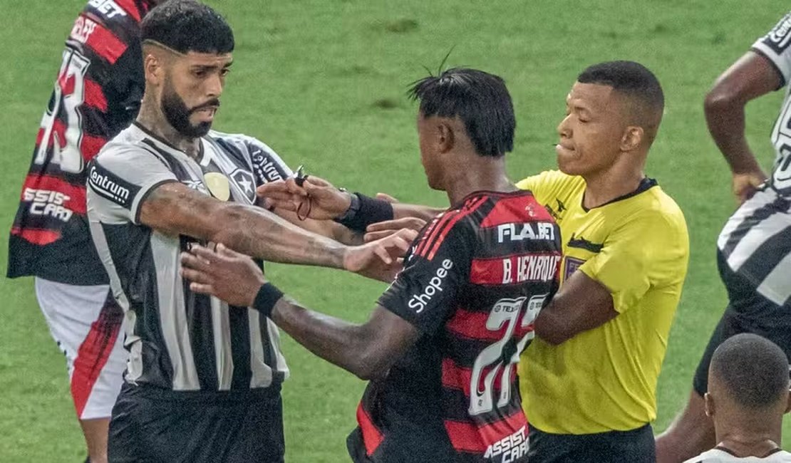 Cleiton, do Flamengo, Barboza e Alex Telles, do Botafogo, são suspensos por 30 dias por briga no Maracanã