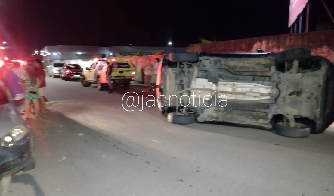 Motorista com doações para o RS em carro tomba veículo em Arapiraca