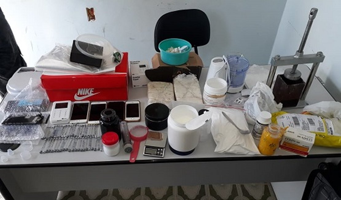 Pelopes apreende droga que estaria sendo comercializada em edifício, em Arapiraca