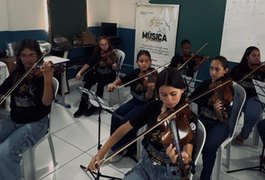 48 meninas que vão integrar a primeira orquestra sinfônica exclusivamente feminina de Alagoas, em Taquarana, vão fazer a primeira viagem de trem de suas vidas