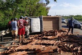 Condutor perde o controle de caminhão carregado com telhas e tomba em rodovia alagoana
