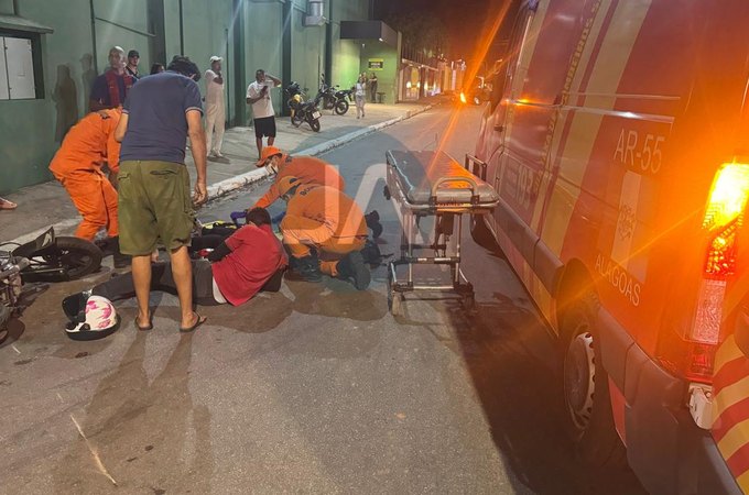 Colisão entre carro e motocicleta deixa casal ferido no bairro Alto do Cruzeiro, em Arapiraca