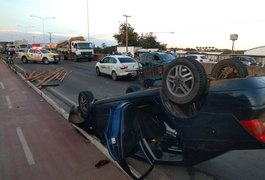 Vídeo. Motorista tenta livrar motociclista, perde controle de carro e capota, em Arapiraca