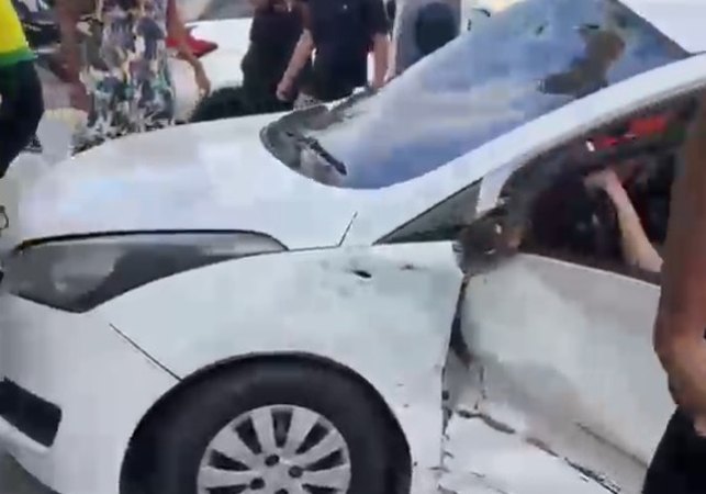 Colisão entre carros de passeio deixa mulheres feridas, uma delas presa às ferragens, no Poço, em Maceió