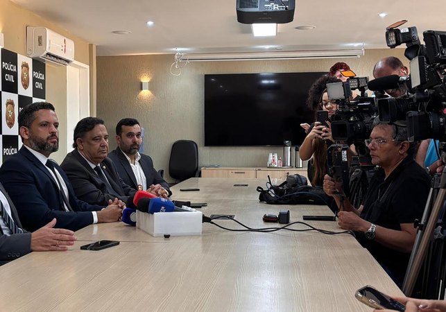 Em coletiva de imprensa, comando da PC fala sobre a morte de dois agentes de polícia no Sertão de Alagoas