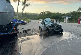 Sargento da PM morre e carro fica destruído em grave acidente na BR-104 em Branquinha; veja momento do acidente