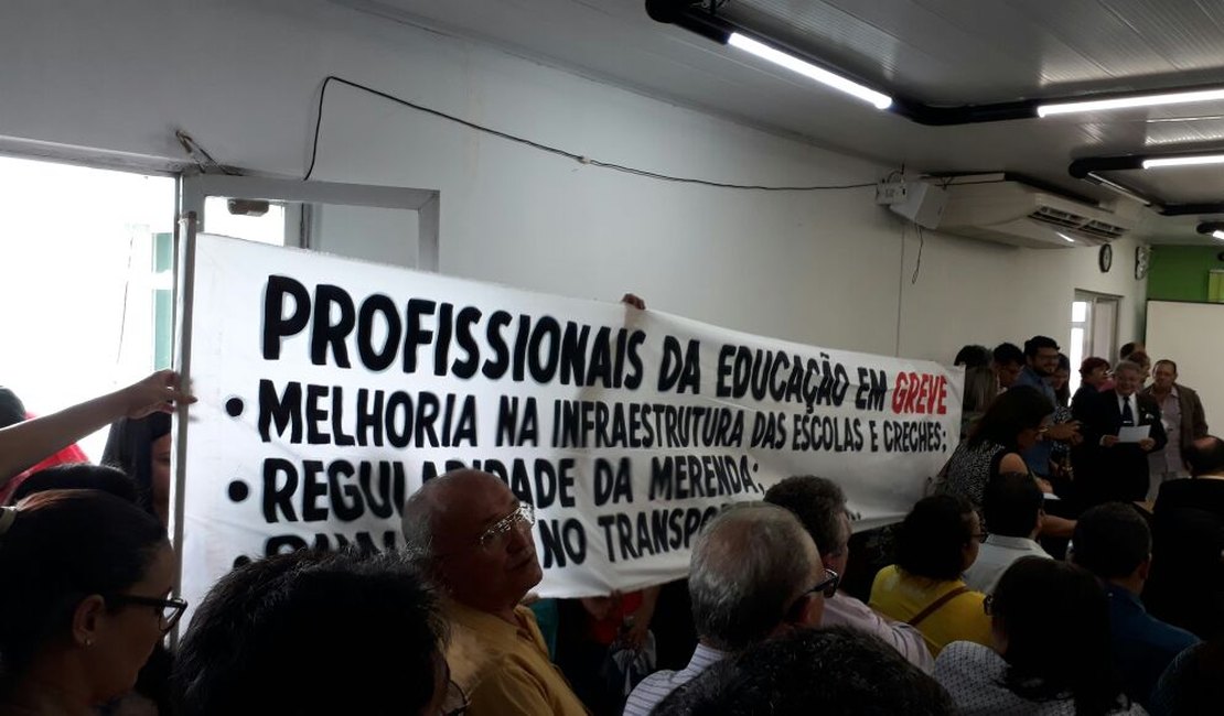 Em greve, trabalhadores da Educação fazem protesto na Câmara e enviam carta aberta à população de Arapiraca