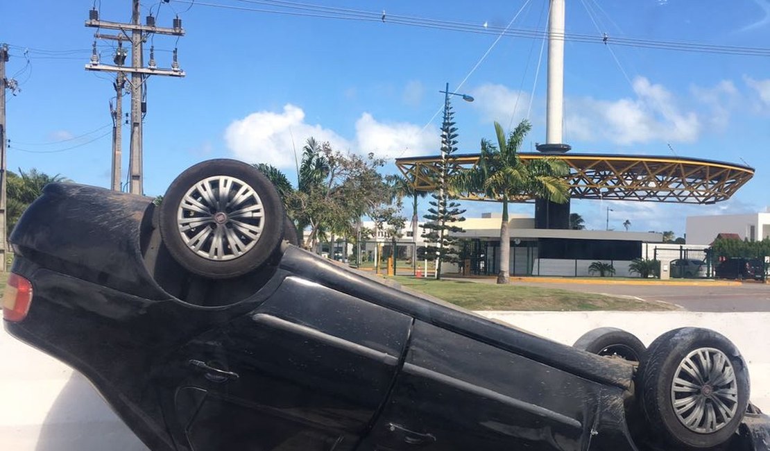 Carro capota e trânsito fica lento na AL-101