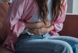 Cólicas menstruais fazem 4 em cada 10 meninas faltarem às aulas no Brasil, diz estudo