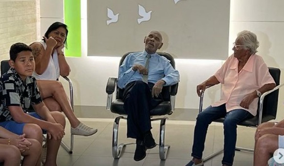 Idoso de 96 anos é velado sentado, em Goiás