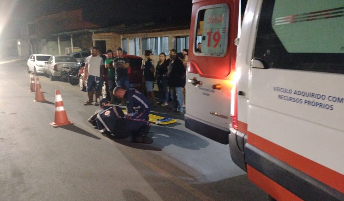 Homem cai no asfalto após perder controle de moto em quebra-molas no bairro Canafístula