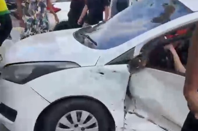 Colisão entre carros de passeio deixa mulheres feridas, uma delas presa às ferragens, no Poço, em Maceió