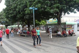 Morador de rua é agredido em praça pública de Arapiraca