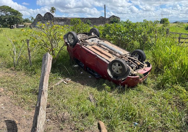 Carro om casal perde o controle, quebra cerca e capota na AL 220 em Arapiraca