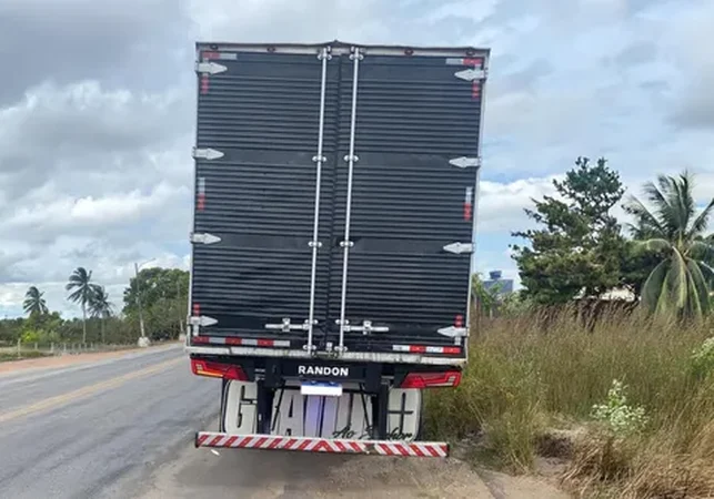 Caminhão é interceptado com bebidas sem nota fiscal em São Sebastião